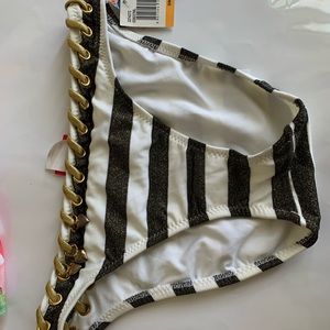 Size small! So cute!